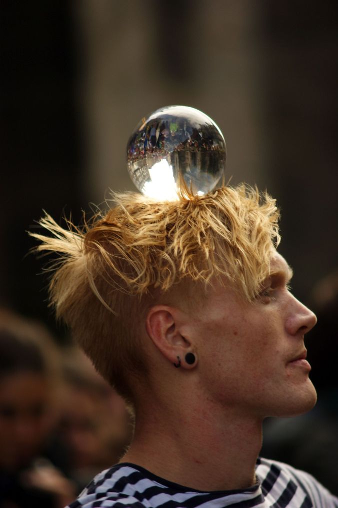19/08/13 EDINBURGH. The Fringe, crystal ball juggler