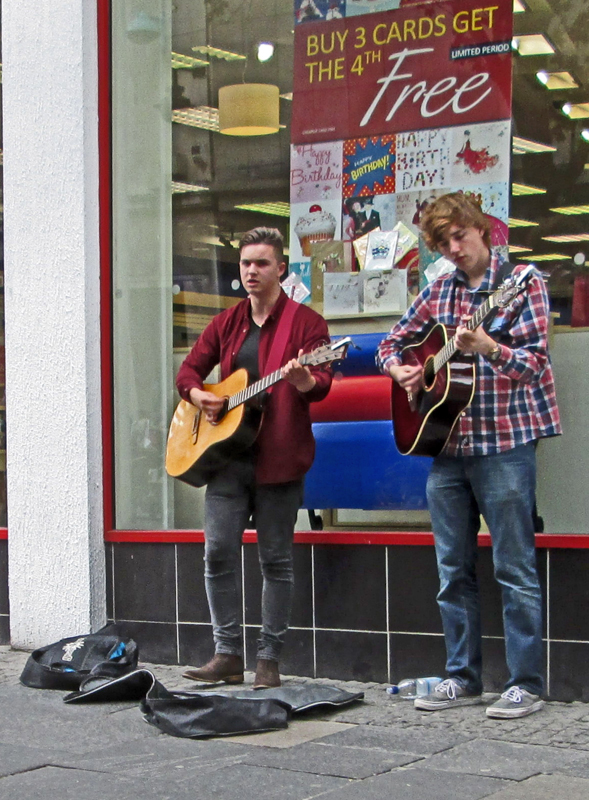 29/06/13 SHEFFIELD. Buskers on Fargate.