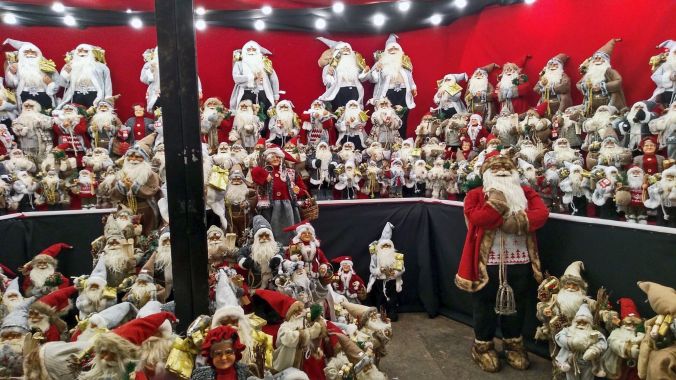 17/11/18  MANCHESTER. Albert Square. Santas.