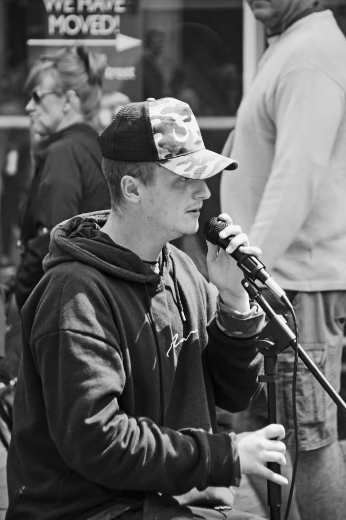 13/07/19  CHESTER. Northgate Street Singer.