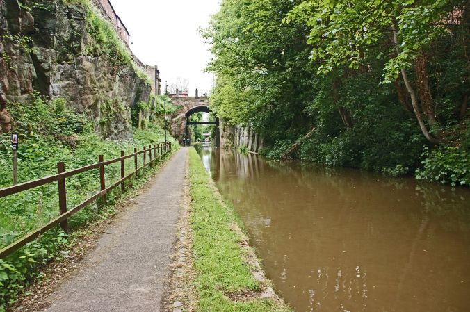 25/05/19  CHESTER. Shropshire Union Canal. Cutting By The Walls.