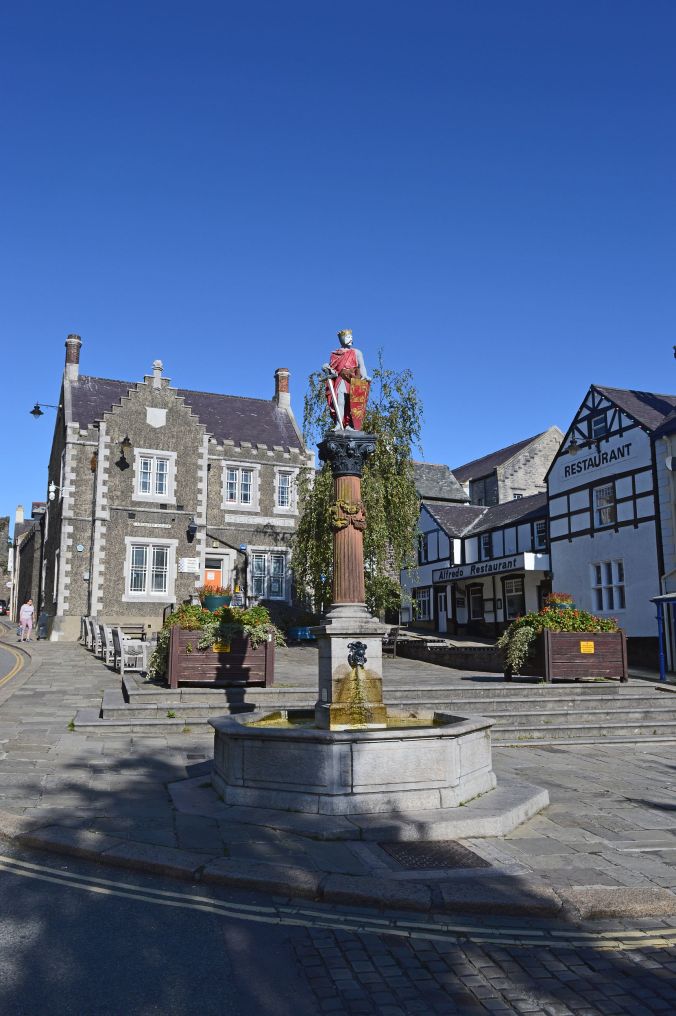 19/09/19  CONWY.  Lancaster Square. Edward 1st Statue.