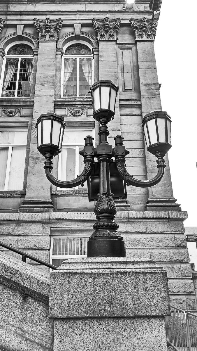 31/10/19 BIRKENHEAD. Hamilton Square. The Town Hall. Lamps.