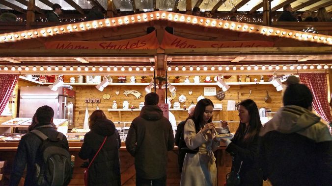 13/11/19 MANCHESTER. Albert Square Chritmas Market. Strudel.
