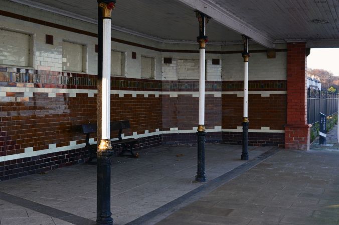 30/11/19 NEW BRIGHTON. The Promenade. Shelter.