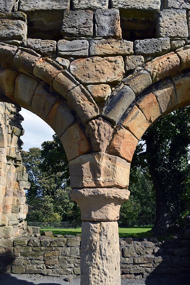 12/09/19  HOLYWELL. Basingwerk Abbey. Double Arch Close Up.
