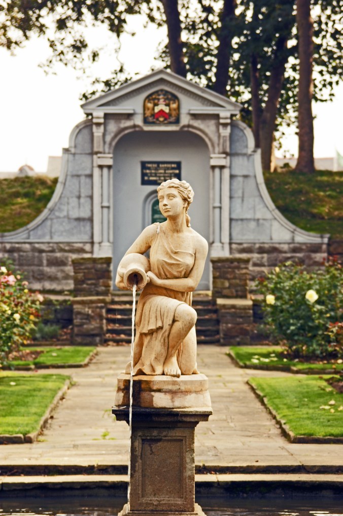 16-09-14 ST. ANNES. Ashton Park. Pool & Statue.